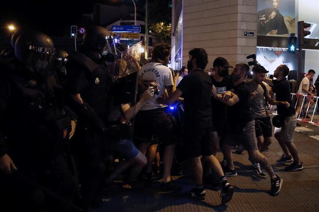 La policía carga contra la manifestación celebrada este lunes en Madrid para condenar la brutal agresión que acabó este sábado con la vida del joven Samuel Luiz, de 24 años, en A Coruña. EFE/Javier López