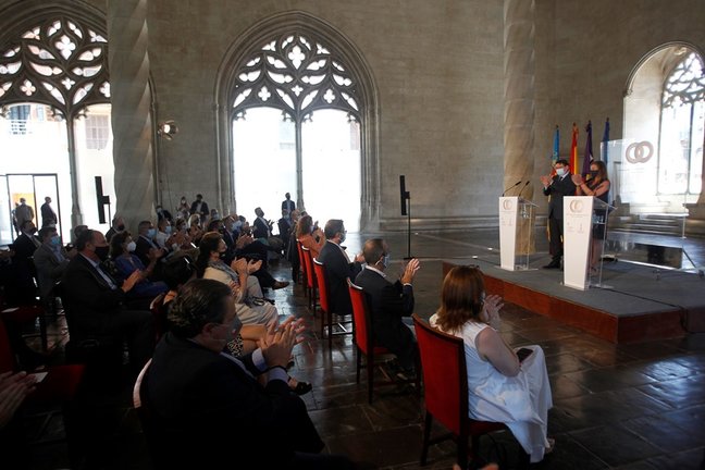 (I-D) El presidente de la Generalitat, Ximo Puig, y la presidenta balear, Francina Armengol, aplauden tras finalizar una rueda de prensa celebrada en la clausura de la I cumbre entre Baleares y Comunitat Valenciana