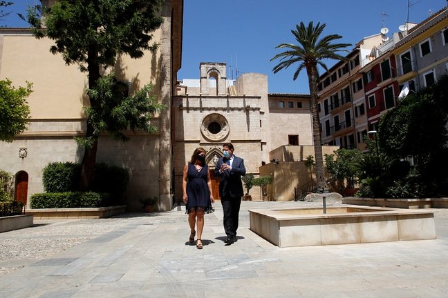 La presidenta del Govern, Francina Armengol, y el presidente de la Generalitat Valenciana, Ximo Puig, a su llegada a una rueda de prensa celebrada en la clausura de la I cumbre entre Baleares y Comunitat Valenciana. 