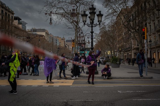 Archivo - Concentración convocada por Vaga Feminista por el 8M en el Paseo de Gracia, en Barcelona, Catalunya (España), a 8 de marzo de 2021. 