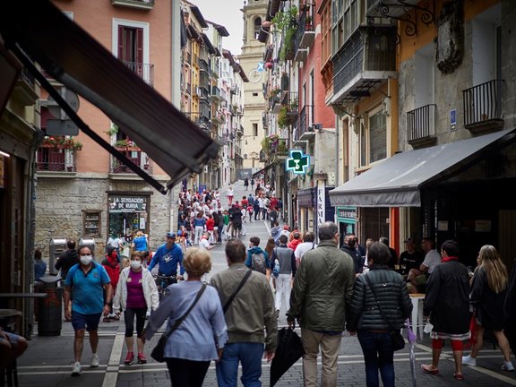 Un grupo de personas pasea por las calles de Pamplona durante el arranque de los ‘No Sanfermines’, a 6 de julio de 2021, en Pamplona, Navarra, (España). A pesar de que la ciudad de Pamplona se ha quedado por segundo año consecutivo sin Sanfermines debido 