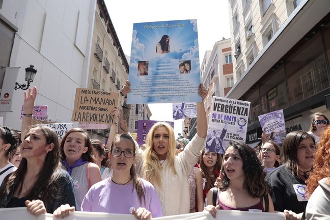 Archivo - Valeria Quer, hermana de Diana Quer, portando una pancarta durante la manifestación en Madrid contra la sentencia de 'La Manada'