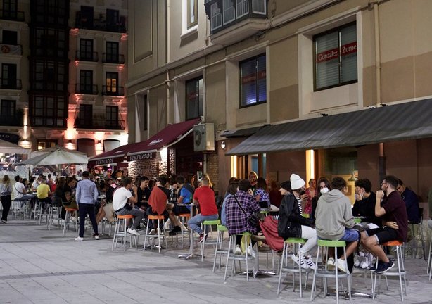 Ambiente en una calle de bares de Santander, antes de su cierre a medianoche, a 3 de julio de 2021, en Santander, Cantabria (España). La región de Cantabria acordó cerrar a partir de este viernes y durante 14 días los locales de ocio nocturno a las 00:00 