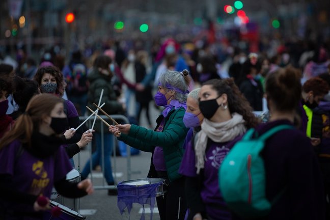 Archivo - Mujeres en una concentración el 8 de marzo de este año con motivo del Día Internacional de la Mujer en el Paseo de Gracia de Barcelona