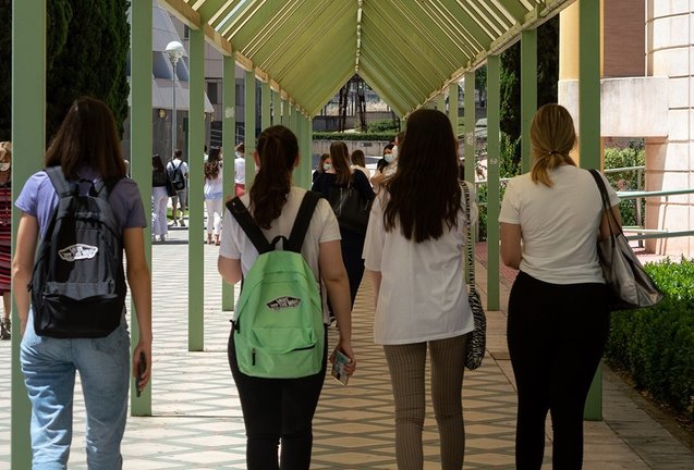 Archivo - Estudiantes en el Campus de Las Lagunillas.