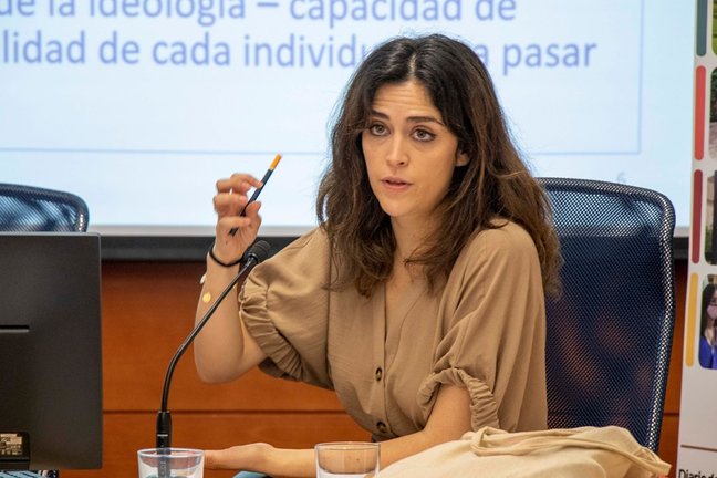 La periodista Alexandra Gil durante la conferencia 'Radicalización y desradicalización: el papel de las prisiones', en los Cursos de Verano de la UPO en Carmona (Sevilla)