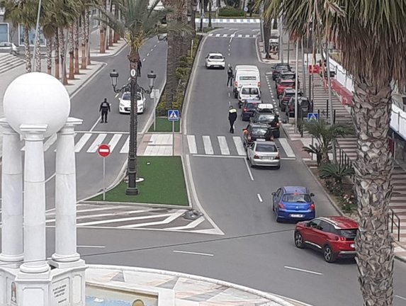 Archivo - Policía Local de Roquetas de Mar (Almería) realiza controles en el municipio
