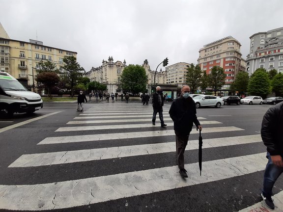 Varias personas con mascarilla cruzan una calle en Santander. / Hardy