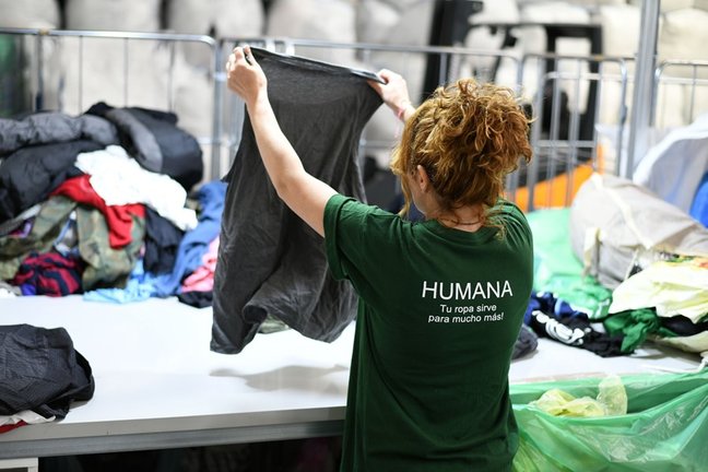 Empleada de Humana trabaja en la selección de ropa.