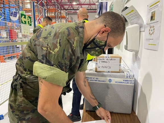 Un militar que participa en la Misión Baluarte de traslado de vacunas para el personal del equipo paralímpico español.