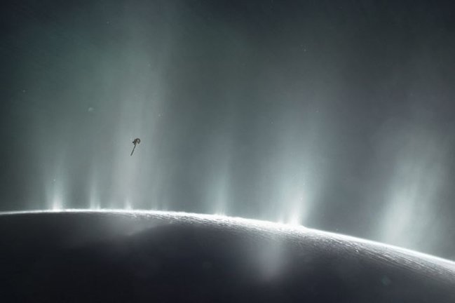 La impresión de este artista muestra la nave espacial Cassini de la NASA volando a través de una columna de supuesta agua que brota de la superficie de Encelado, la luna de Saturno.