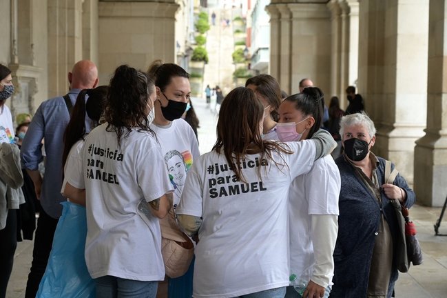 Los amigos de Samuel durante una manifestación para condenar el asesinato del joven de 24 años el pasado sábado en A Coruña debido a una paliza, a 5 de julio de 2021, en A Coruña, Galicia, (España). Bajo el lema, #JusticiaParaSamuel, los asistentes quiere