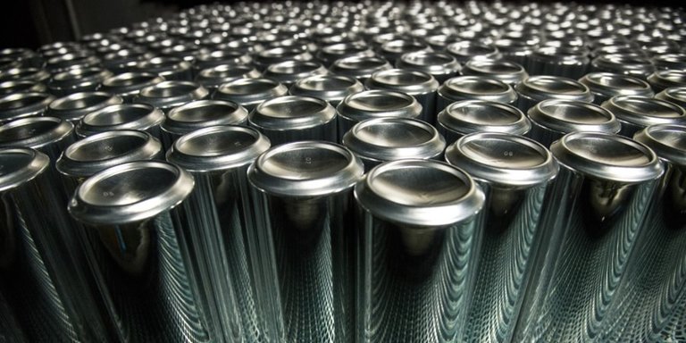 Archivo - Fabrica de latas de aluminio para bebidas 