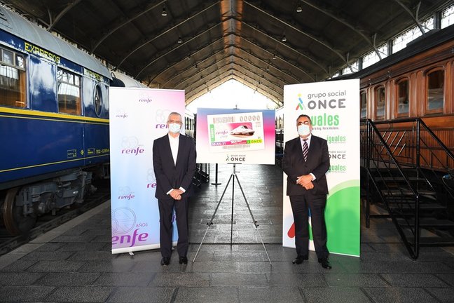 Los presidentes de Renfe y del Grupo Social ONCE, Isaías Táboas y Miguel Carballeda, respectivamente, presentan en el Museo del Ferrocarril el cupón de la ONCE de este sábado 10 de julio, dedicado al 80 aniversario de Renfe.
