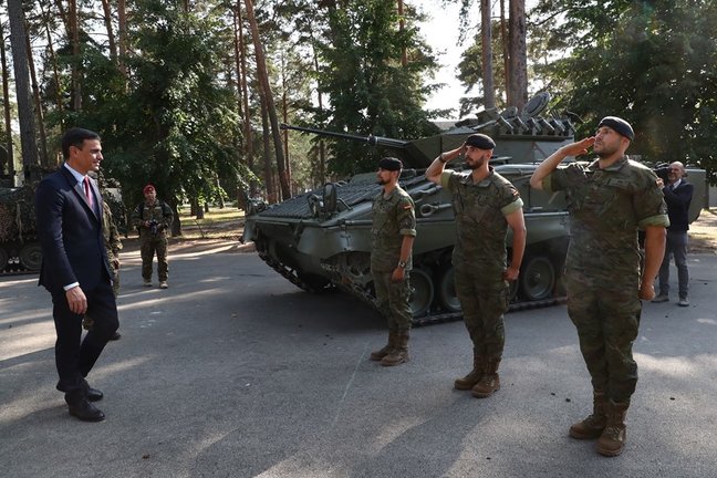 El presidente del Gobierno, Pedro Sánchez, ha visitado este miércoles en Letonia la base militar de Adazi.