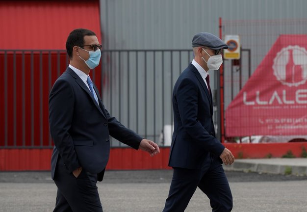 Los mossos Carlos de Pedro (i) y Xavier Goicoechea (d) a su llegada a la Audiencia Nacional para declarar en el juicio por ir con el expresidente de la Generalitat Carles Puigdemont en el momento de su detención en Alemania, a 6 de julio de 2021, en San F