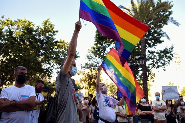 Jóvenes sostienen la bandera LGBTI en una manifestación el pasado lunes