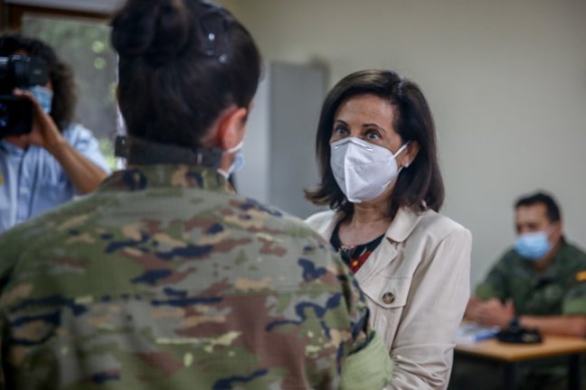La ministra de Defensa, Margarita Robles, conversa con una militar