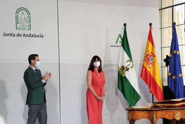 El presidente de la Junta, Juanma Moreno, preside el acto de toma de posesión de la rectora de la Universidad de Huelva, María Antonia Peña.