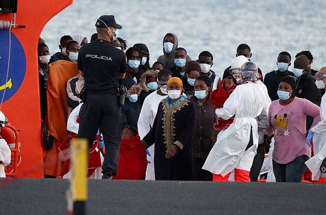 Migrantes llegan a tierra tras el rescate del buque Salvamar Mizar