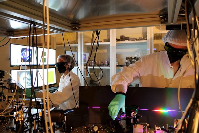 El equipo de investigación del ITQ ha introducido con éxito un compuesto orgánico (subftalocianina) dentro de la estructura de la perovskita, que actúa favoreciendo el aprovechamiento de la luz visible de la radiación solar.