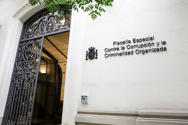 Archivo - Puerta principal del edificio de la Fiscalía Anticorrupción en la Calle Manuel Silvela, Nº4 de Madrid.
