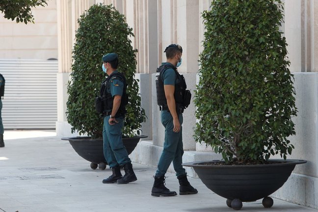 Archivo - Agentes de la Guardia Civil custodian la sede de la Autoridad Portuaria de Baleares (APB) en Palma de Mallorca, Islas Baleares (España), a 24 de julio de 2020. 