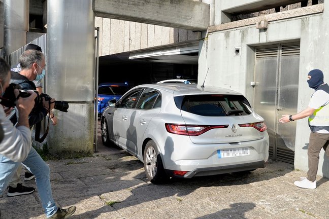 Un vehículo lleva a los detenidos para declarar como presuntos autores de la paliza que causó la muerte a Samuel Luiz en A Coruña el pasado 3 de julio, a 9 de julio de 2021, en A Coruña, Galicia, (España). 