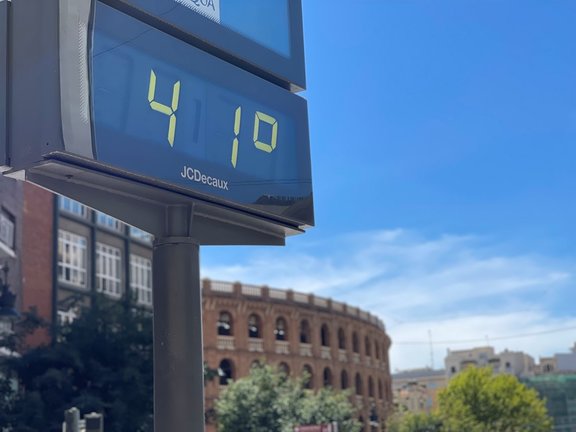 Un termómetro marca 41º este domingo en València