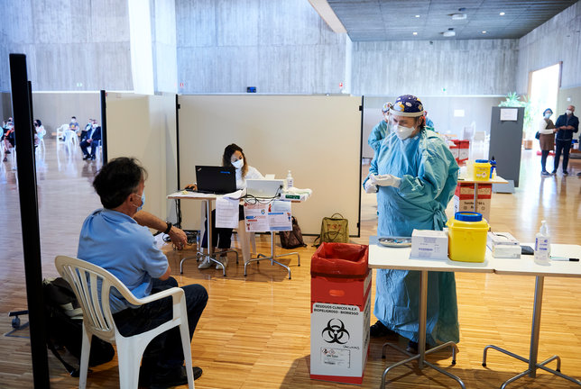 Vacunación en el Palacio de Exposiciones. / Juanma Serrano