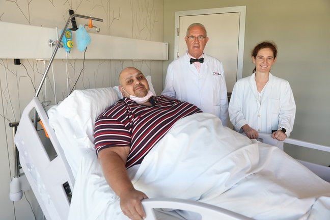 El paciente Emilio Jesús Jiménez, de 39 años, posa con el doctor Carlos Ballesta y una médico de su equipo minutos antes de someterse a una cirugía de laparoscopia para tratar su obesidad de 308 kilos, en el Hospital Universitario de Moncloa