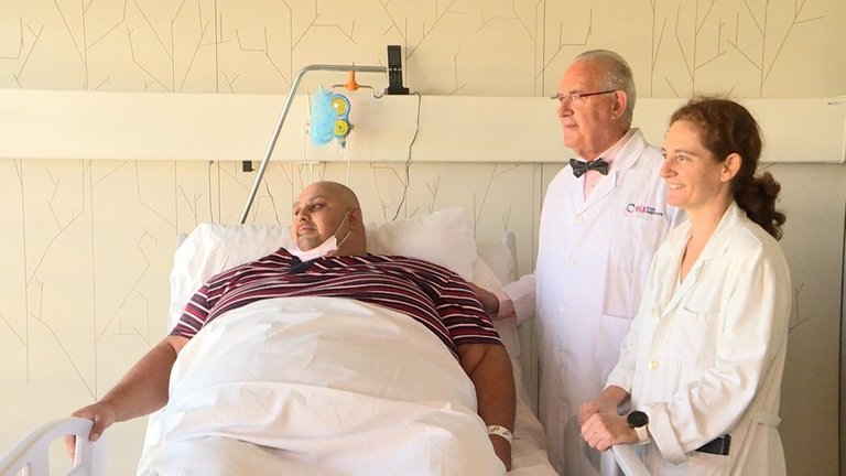 Emilio Jesús Jiménez , un hombre de 308 kilos de peso, se ha sometido a una operación en el Hospital Universitario Moncloa de Madrid con el objetivo de perder cerca de 200 kilos.