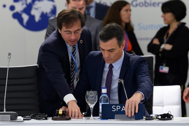 Archivo - El nuevo ministro de Exteriores, José Manuel Albares asiste al presidente del Gobierno, Pedro Sánchez, en la cumbre del clima COP25 celebrada en Madrid en 2020.