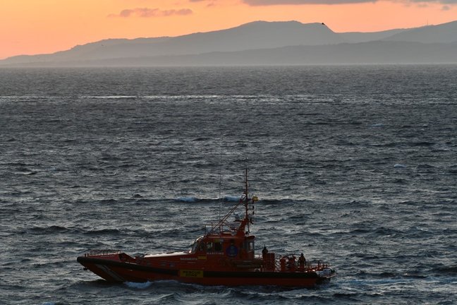 El pesquero con bandera marroquí Albatros II encalló, en la tarde noche del miércoles 17 de junio, en la costa de Ceuta, (España). Debido a un problema en la maquinaria y con un viento de poniente fuerte, ha quedado encallado entre las piedras de la costa