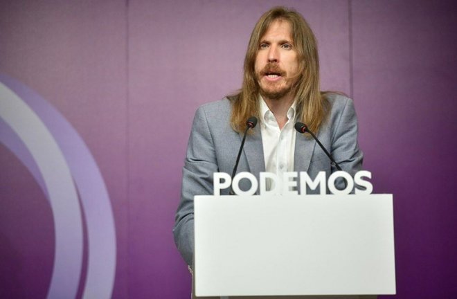 El coportavoz estatal de Podemos, Pablo Fernández, atiende a los medios de comunicación en la sede central del partido en Madrid.