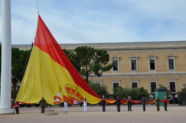 El presidente del Tribunal Constitucional, Juan José González Rivas, preside el izado solemne de bandera en la Plaza de Colón con motivo de la celebración del 41 aniversario de la constitución y entrada en funcionamiento del tribunal.