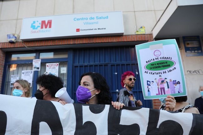 Protestas a las puertas del centro de salud Villaamil en el distrito de Tetuán tras el anuncio de su cierre, a 29 de junio de 2021, en Madrid, (España).