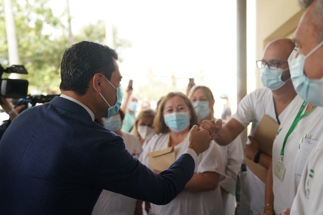 Juanma Moreno visitando el Hospital Punta Europa de Algeciras