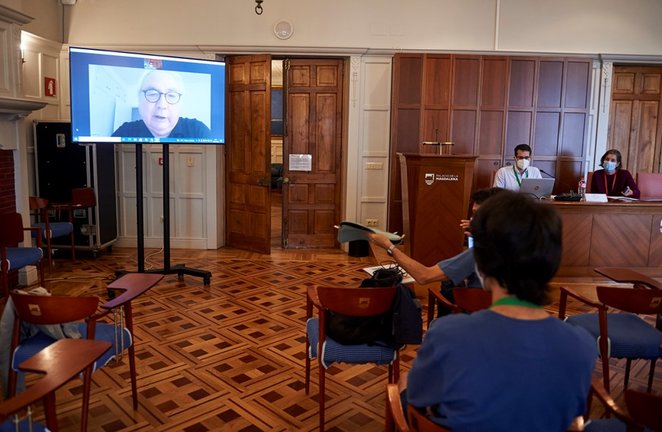 El ministro de Universidades, Manuel Castells, inaugura en la UIMP un curso sobre inteligencia artificial