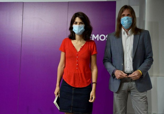 Los coportavoces de Podemos, Isa Serra y Pablo Fernández, en rueda de prensa en la sede de la formación.