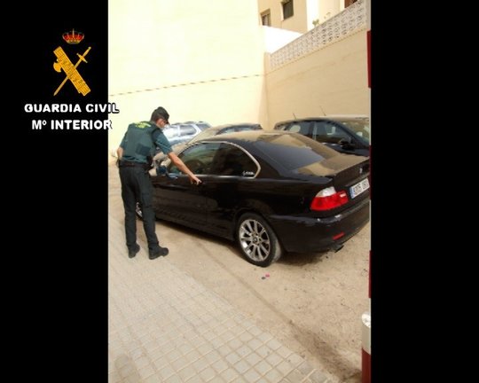 Un agente inspecciona el vehículo en el que el hombre huyó con la víctima