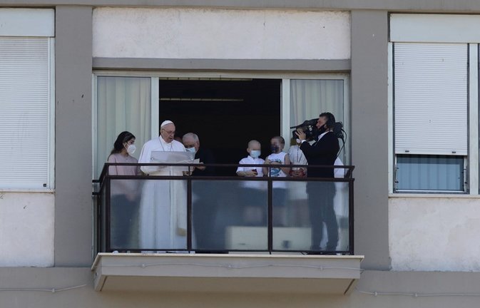 El papa Francisco, durante el rezo del ángelus, desde el hospital Policlinico Gemelli.