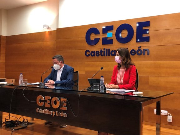 Ana Carlota Amigo ofrece una rueda de prensa en la sede de CEOE Castilla y León antes de asistir a la asamblea de Conferco.