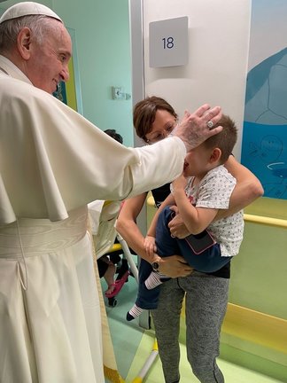 El Papa visita a los pacientes de oncología pediátrica en el hospitl donde se recupera de la operación de colon