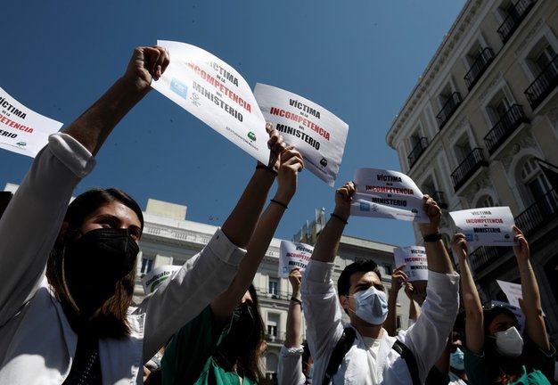 Archivo - Varios médicos se manifiestan con pancartas frente a la Puerta del Sol para exigir una elección de plazas con garantías el 8 de junio de 2021, en Madrid (España).