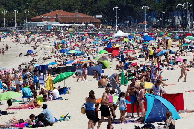 Vista general de la playa de Samil en Vigo este domingo. Por el momento, sólo Galicia y el Cantábrico se libran de la ola de calor que afecta a España desde el pasado viernes. EFE/ Salvador Sas