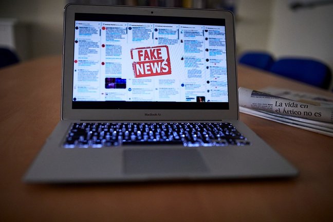 Archivo - Una persona lee en su ordenador portátil una noticia falsa, en Madrid (España), a 5 de noviembre de 2020. El Gobierno ha aprobado un procedimiento de actuación contra las conocidas como 'fake news' mediante el cual monitorizará la información y 