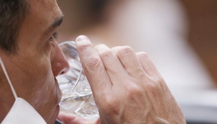 El presidente del Gobierno, Pedro Sánchez, bebe agua en una sesión de control al Gobierno en el Congreso 