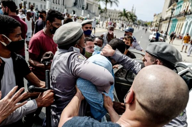 Un hombre es detenido durante una manifestación contra el gobierno cubano el domingo en La Habana.Credit...Adalberto Roque/Agence France-Presse — Getty Images