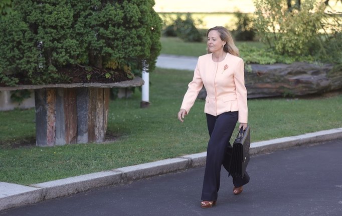 La vicepresidenta primera del Gobierno y ministra de Asuntos Económicos, Nadia Calviño, llega al Palacio de la Moncloa para participar en el primer Consejo de Ministros tras la remodelación del Gobierno, a 13 de julio de 2021, en Madrid (España).